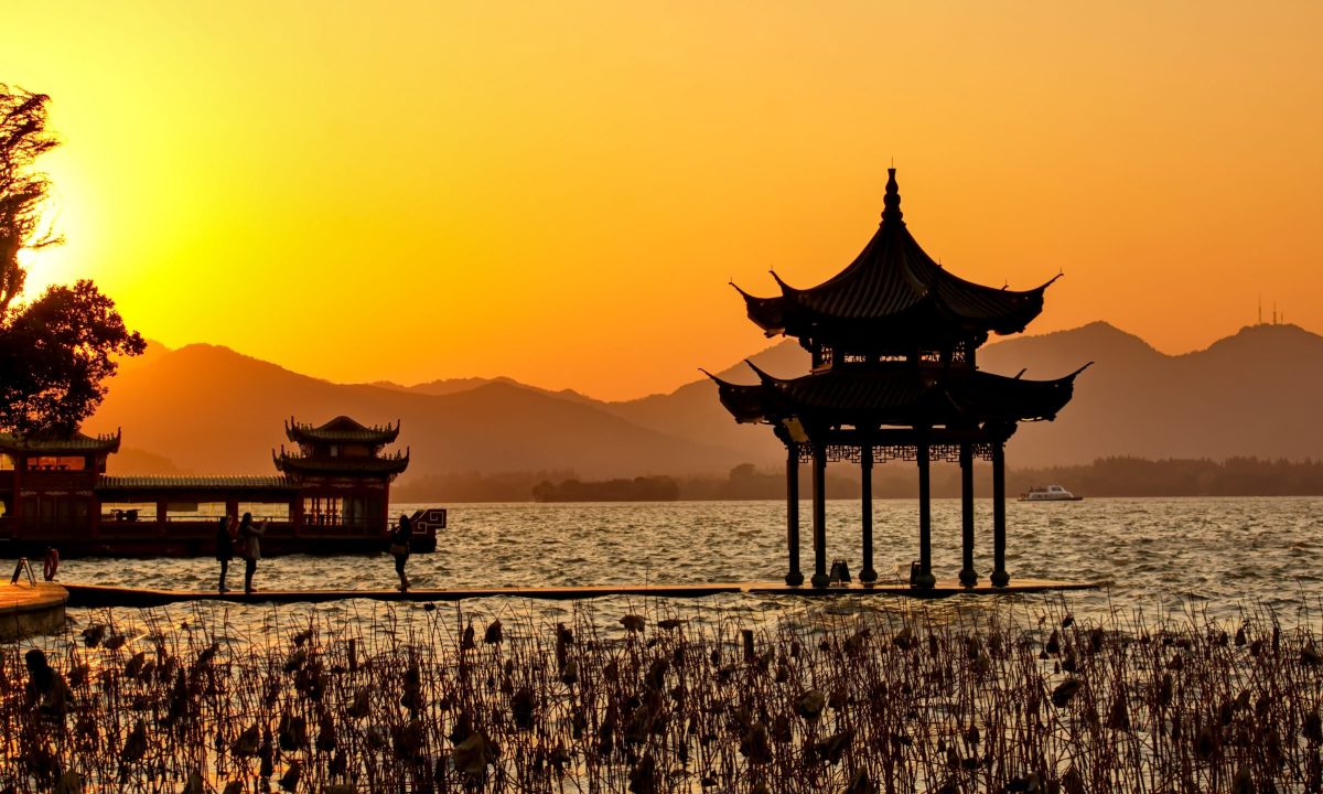 construccion-china-al-atardecer-scaled